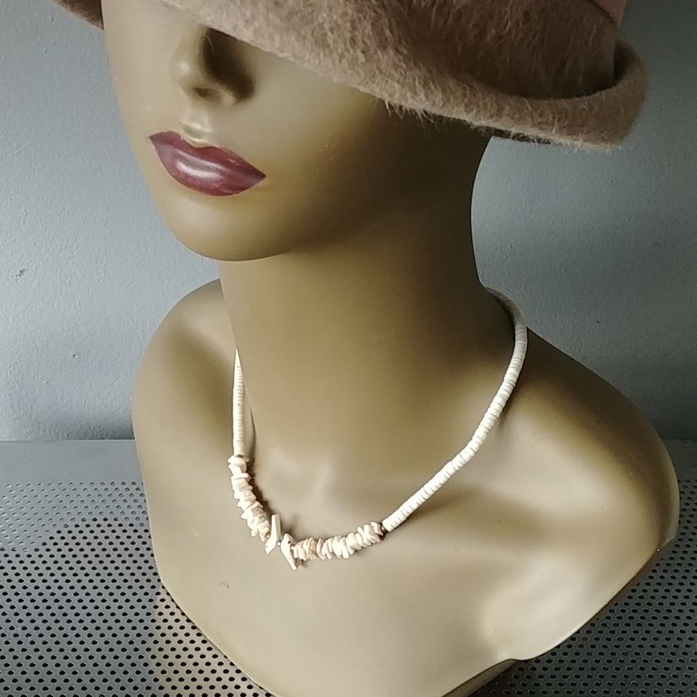 Vintage puka chip shell beaded necklace